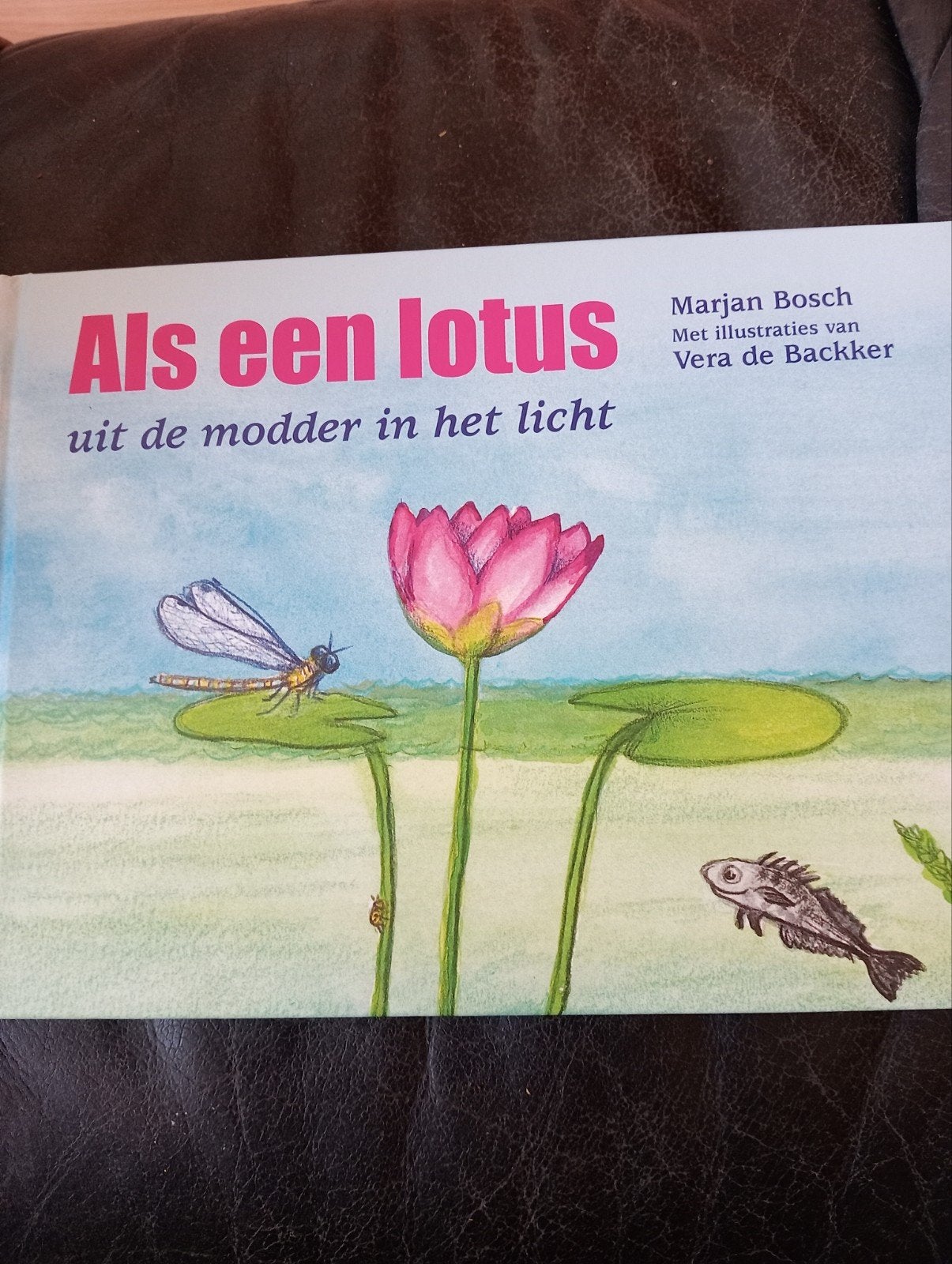 Als een lotus uit de modder in het licht - Marjan Bosch, Boeken, Kinderboeken | Jeugd | onder 10 jaar, Zo goed als nieuw, Non-fictie
