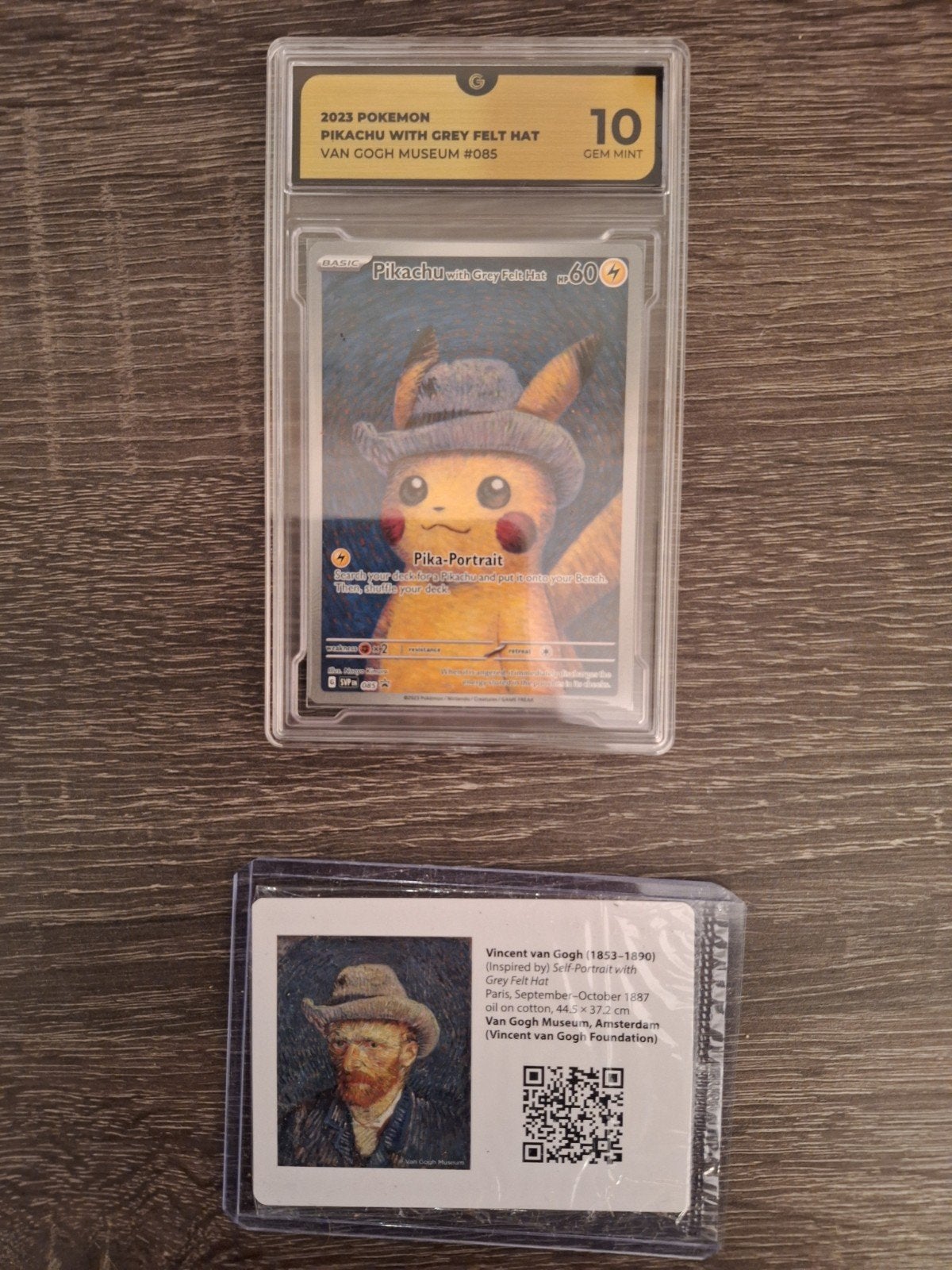 Pokémon Pikachu met Grijze Vilten Hoed. van Gogh. 10/9/Error, Ophalen of Verzenden, Nieuw, Meerdere kaarten