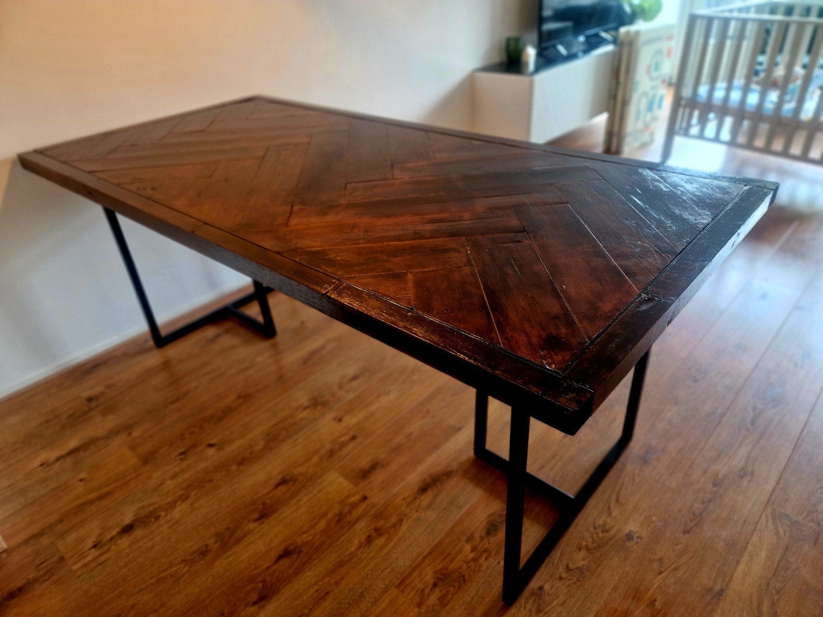Eettafel met visgraatmotief en metalen onderstel, Huis en Inrichting, Tafels | Eettafels, Overige houtsoorten, Gebruikt, Industrieel, Modern, Visgraat