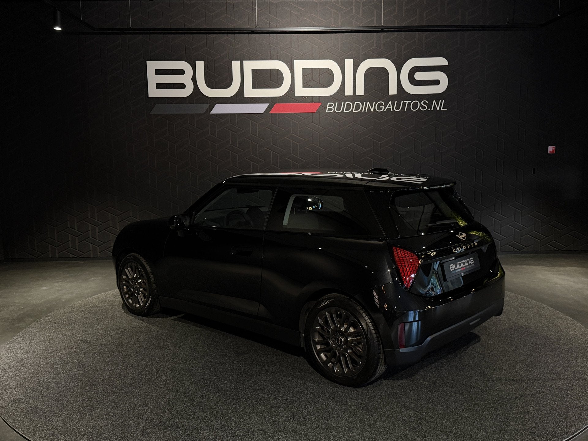 MINI Electric Classic kWh | CarPlay (bj 2024, automaat), Auto's, Stof, Gebruikt, 4 stoelen, Grijs