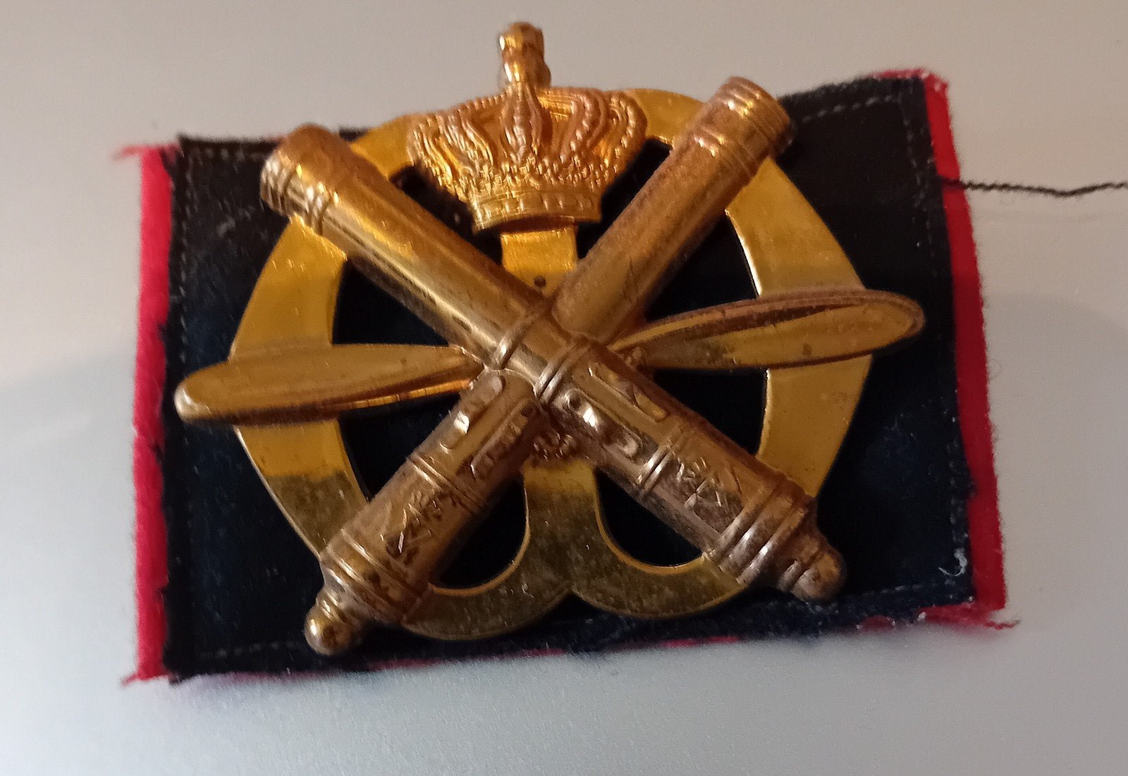 Baretembleem Luchtdoelartillerie met oogjes, Verzamelen, Militaria | Algemeen, Ophalen of Verzenden, Landmacht, Nederland, Embleem of Badge