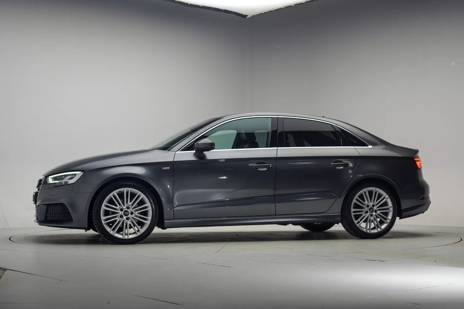 Audi A3 Limousine 30 TFSI S Line Aut. [ LED Stoelverwarming, Auto's, Gebruikt, Xenon verlichting, 116 pk, Bedrijf