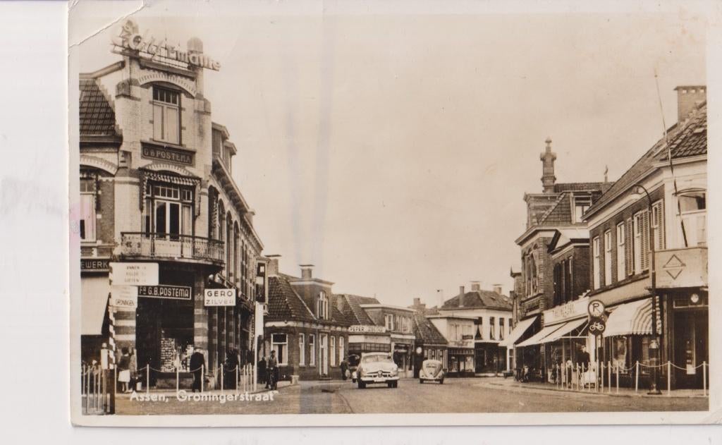 Assen, Groningerstraat met auto's, Ford V8 DeLuxe, Ophalen of Verzenden, 1940 tot 1960, Gelopen, Drenthe