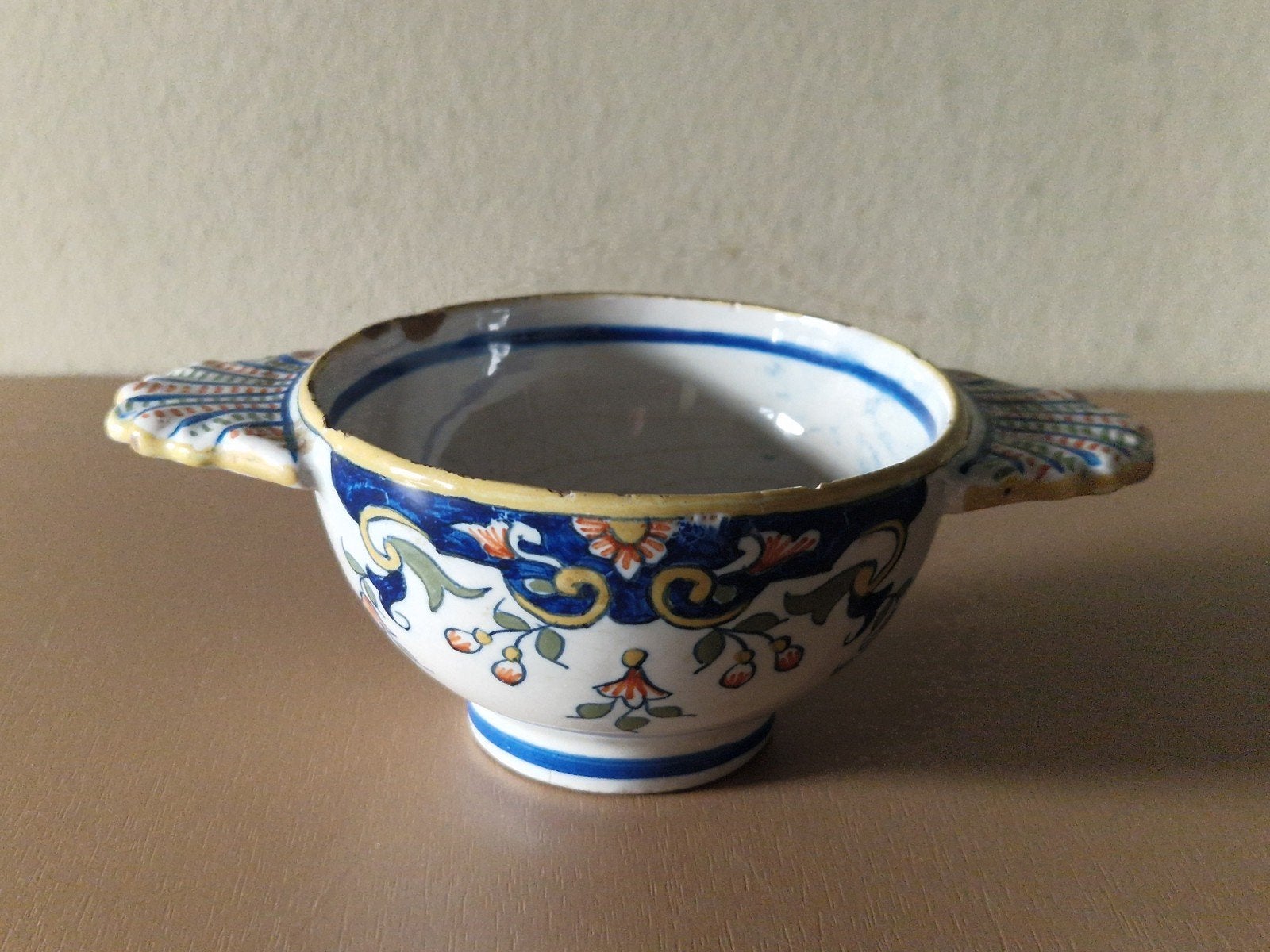 Antieke Quimper aardewerk kom met handvatten, Ophalen of Verzenden