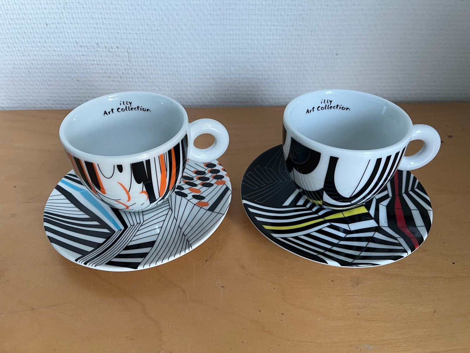 Illy Art Collection 2010 - Twee espresso kop en schotels, Ophalen of Verzenden, Zo goed als nieuw, Kop(pen) en/of Schotel(s), Porselein