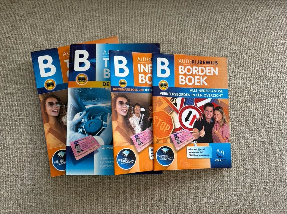 Autorijbewijs Theorieboeken B - VekaBest (4 boeken), Ophalen of Verzenden, Alpha, Gelezen, Overige niveaus