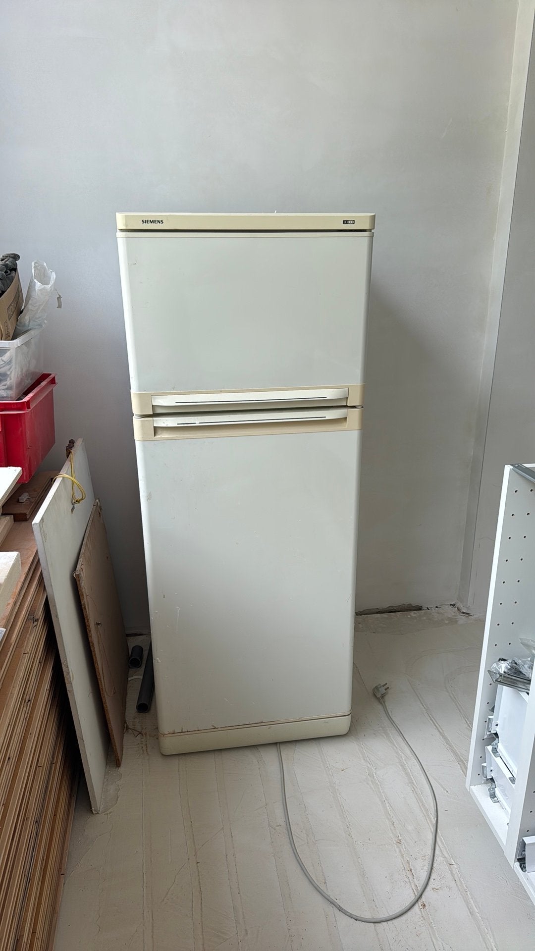 Zeer oude koelkast die gebruikt is tijdens de verbouwing., Witgoed en Apparatuur, Koelkasten en IJskasten, 200 liter of meer, Ophalen