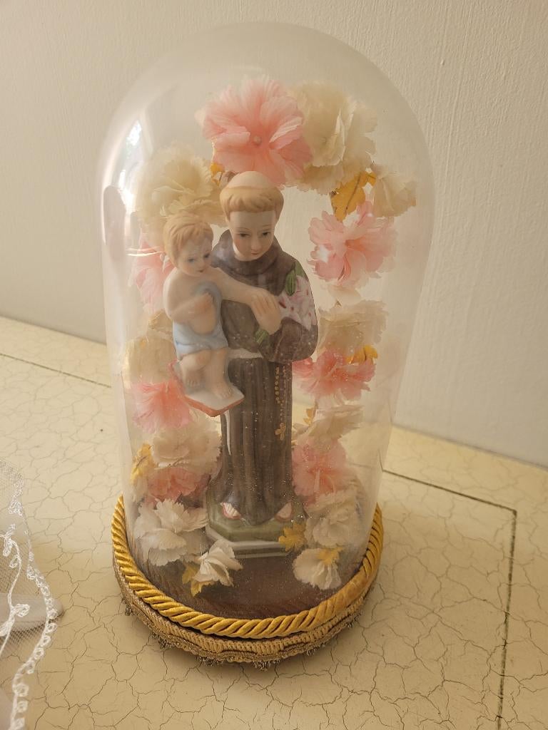 Vintage stolp met heiligen beeld en bloemen, Antiek en Kunst, Antiek | Religie, Ophalen of Verzenden