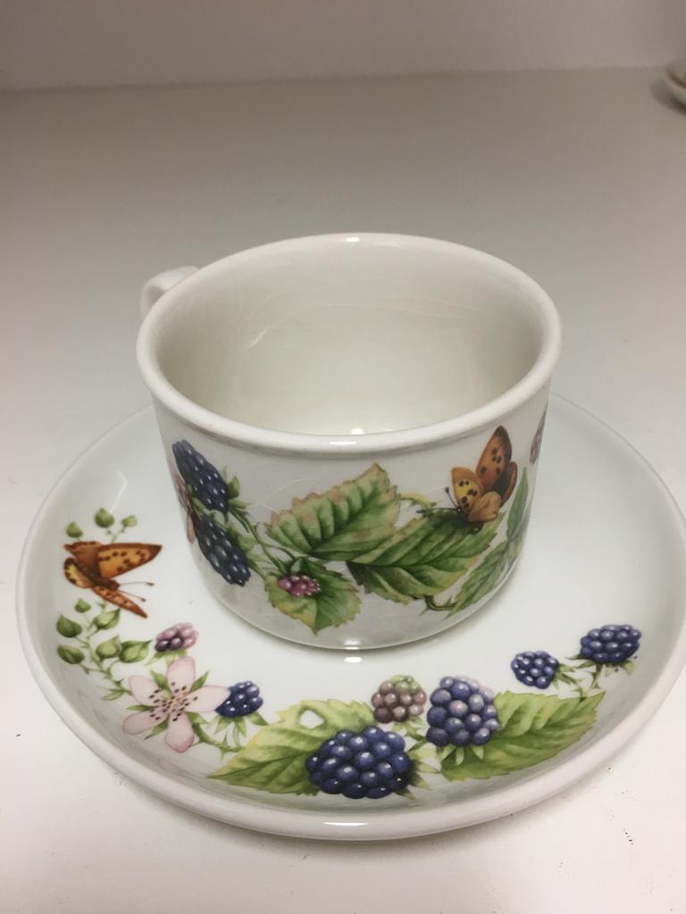 Marjolein Bastin kop en schotel met vlinder en bramen, Nieuw, Ophalen of Verzenden, Overige stijlen, Kop(pen) en/of Schotel(s)
