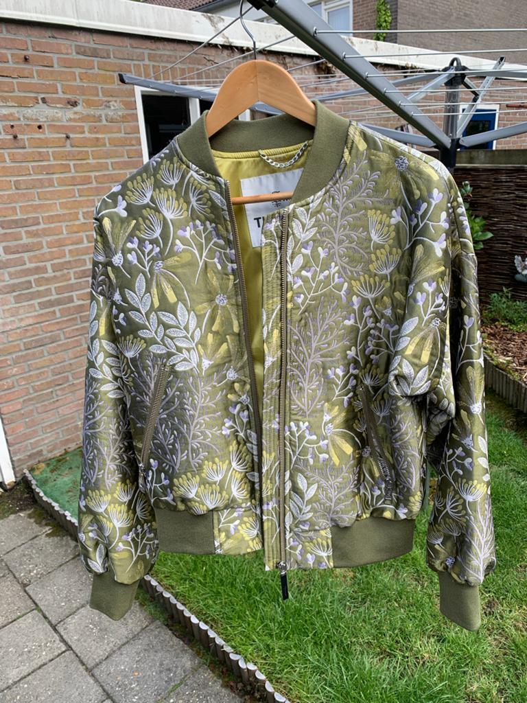 Groene bomberjack met bloemenprint, Kleding | Dames, Jassen | Zomer, Ophalen, Zo goed als nieuw, Maat 38/40 (M), Groen