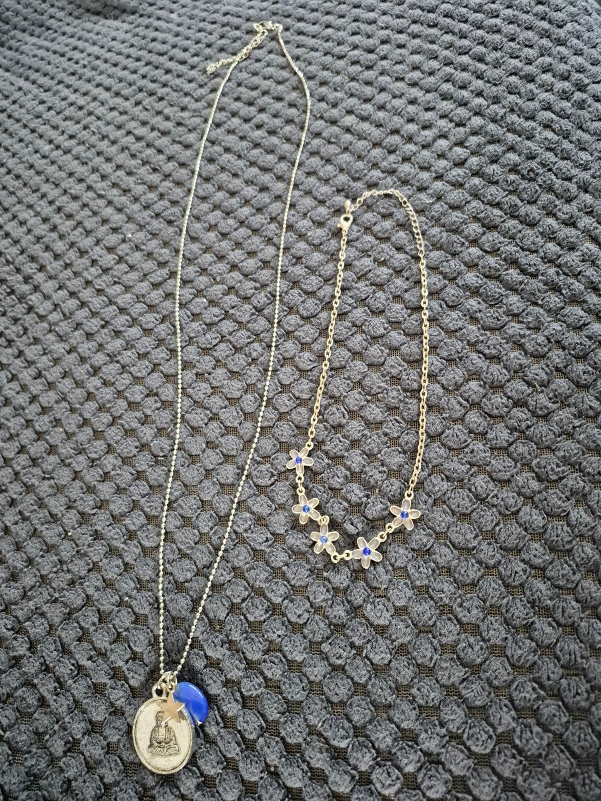 Set van 2 kettingen: Boeddha hanger en bloemenketting, Ophalen, Gebruikt, Zilver, Overige materialen