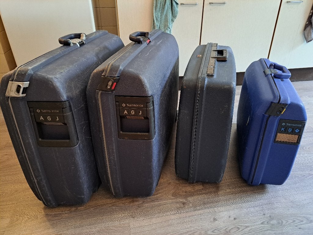 Vier reiskoffers, Gebruikt, Hard kunststof, 45 tot 55 cm, 70 cm of meer