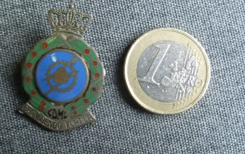 leuk oud emaille speldje van  MILITARIA  providendo fortior, Ophalen of Verzenden, Gebruikt, Overige onderwerpen, Speldje of Pin