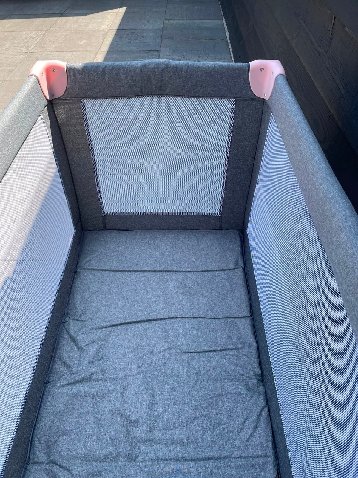 Compact en handig campingbedje - Grijs met roze accenten, Ophalen, Nieuw, Reisbedje