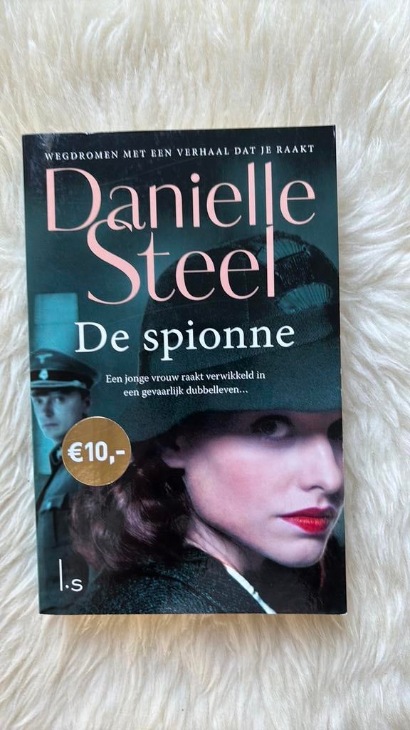 Danielle Steel - De spionne, Ophalen of Verzenden, Zo goed als nieuw, Danielle Steel