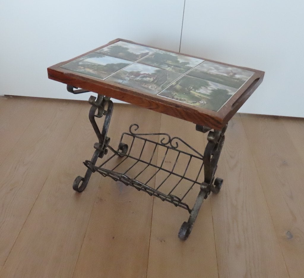 Vintage bijzettafel met tegels en krantenbak, Ophalen, Gebruikt, Metaal, Vintage