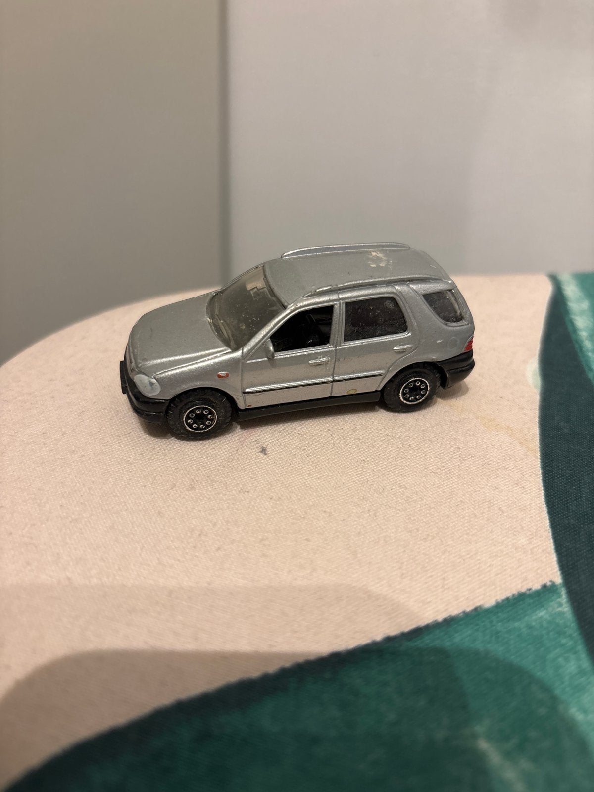 Zilveren Mercedes-Benz M-Klasse Schaalmodel 1:64 Maisto, Hobby en Vrije tijd, Modelauto's | Overige schalen, Ophalen of Verzenden