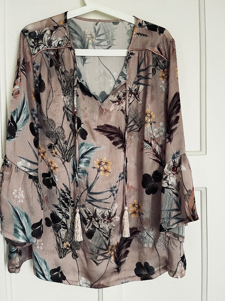 mooie zijde, satijnachtige beige bloes 46  bloemen kwastjes, Kleding | Dames, Ophalen of Verzenden, Zo goed als nieuw, Beige, Blouse of Tuniek