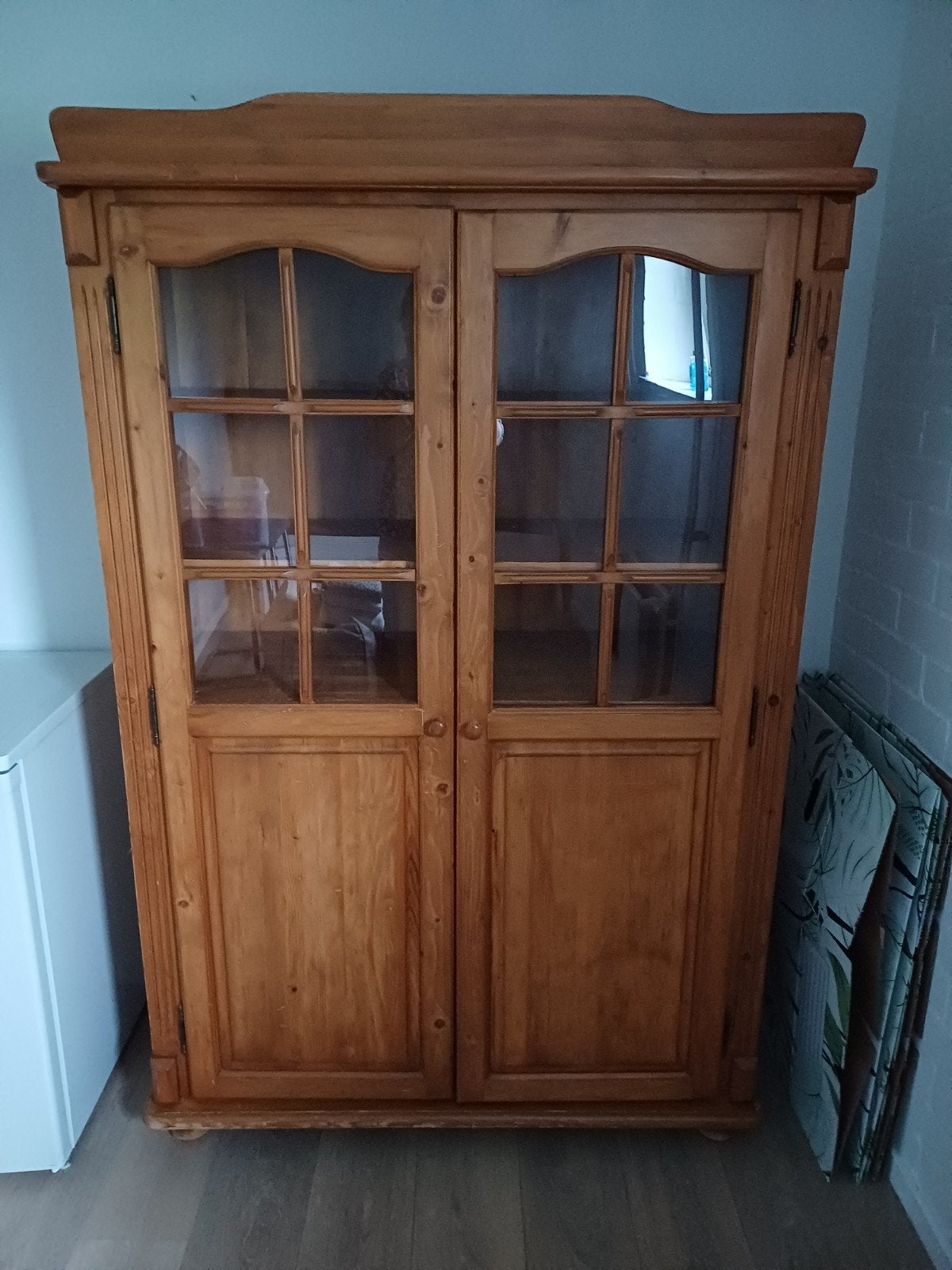 Massief houten kast met glazen deuren, Ophalen