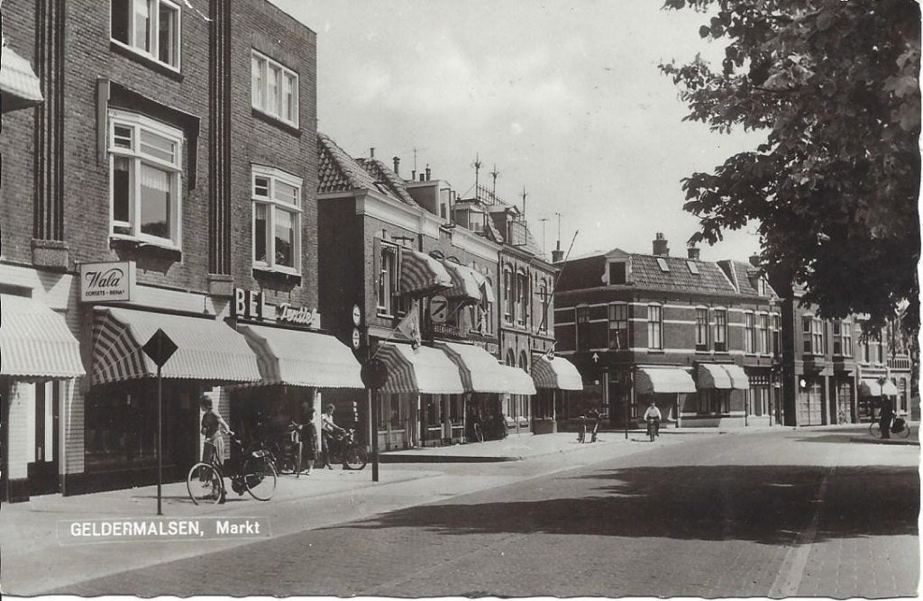 Geldermalsen (Gld.) Markt, Winkelstraat, Brommer, gel. 1965, Ophalen of Verzenden, 1960 tot 1980, Gelopen, Gelderland