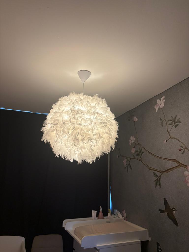 Mooie hanglamp met witte veren, Huis en Inrichting, Lampen | Hanglampen, Ophalen, Zo goed als nieuw, Minder dan 50 cm