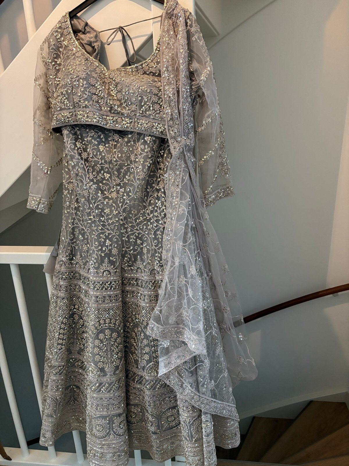 Prachtige grijze Indiase lehenga met borduursels, Kleding | Dames, Overige typen, Maat 42/44 (L), Ophalen of Verzenden, Zo goed als nieuw
