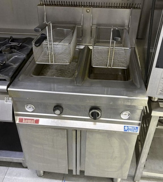 Komel dubbele gasfriteuse RVS met onderkast horeca, 4 liter of meer, Ophalen, Gebruikt, Duo-friteuse