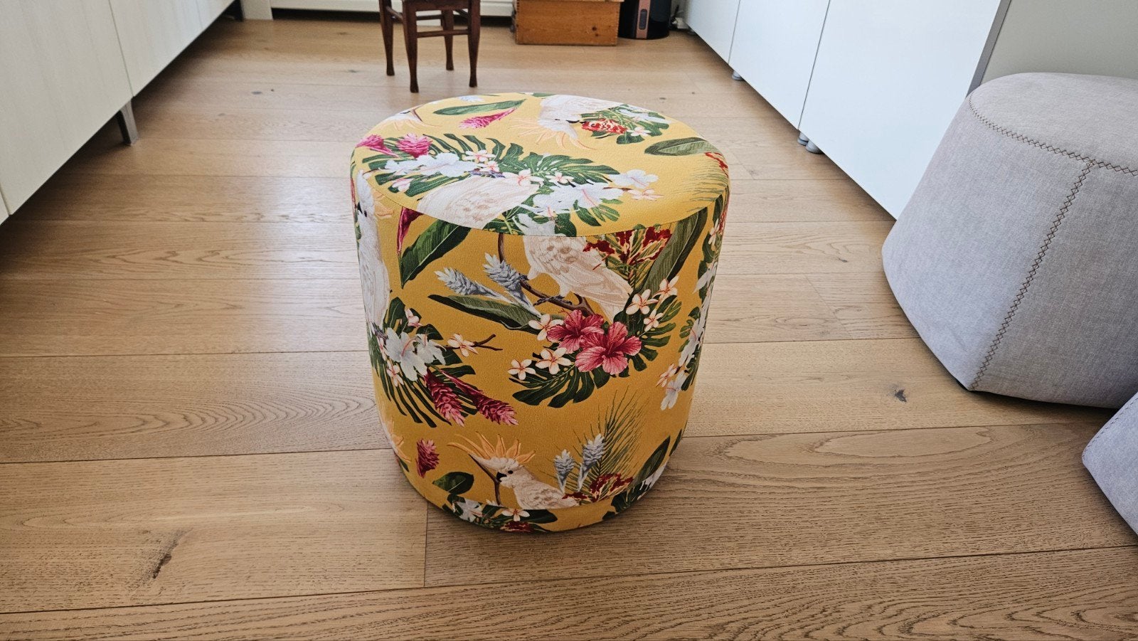 Poef met tropische print - Zo goed als nieuw, Huis en Inrichting, Banken | Voetenbanken en Poefen, Ophalen, Minder dan 50 cm, Rond