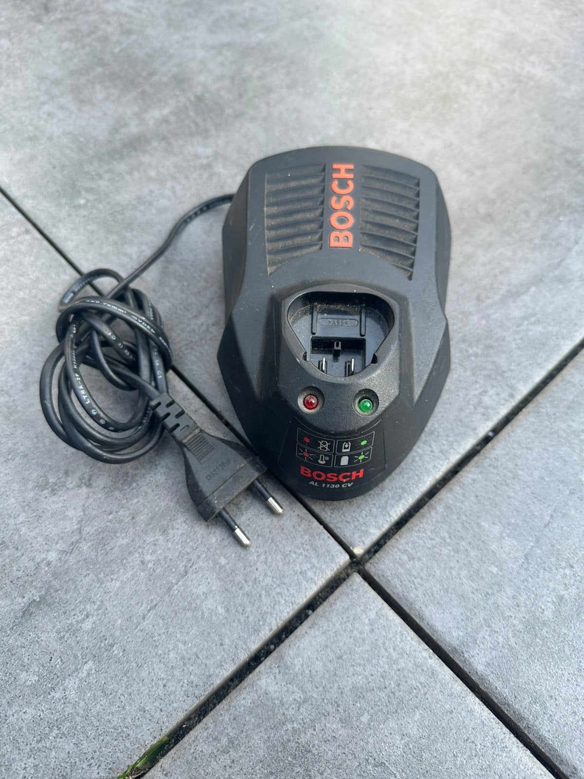Bosch AL 1130 CV acculader 10,8V / 12V- 2 voor €30, Ophalen, Gebruikt