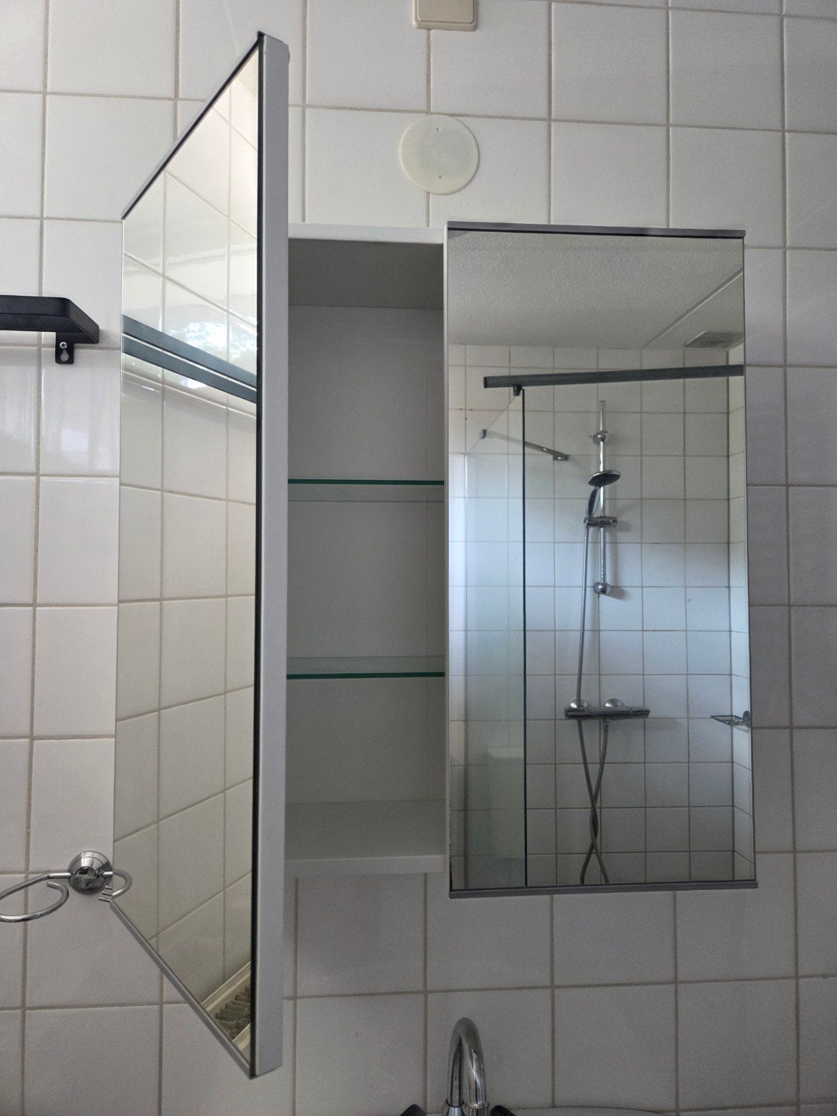 Witte badkamer spiegelkast/medicijnkast van de IKEA, Huis en Inrichting, Badkamer | Badkamermeubels, Ophalen, 50 tot 100 cm, Zo goed als nieuw