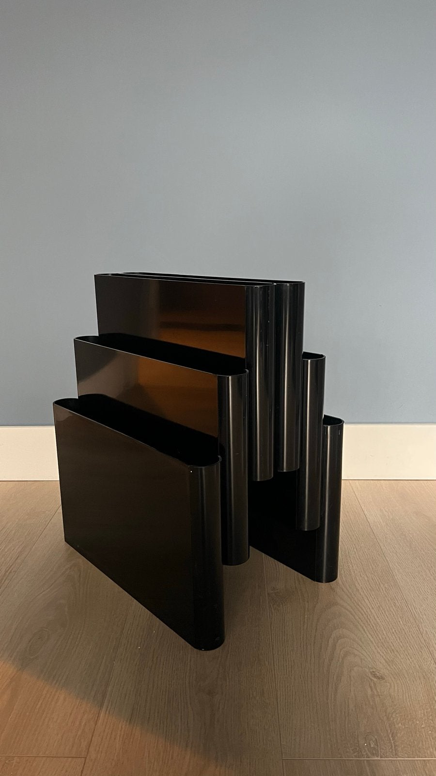 Kartell 4675 Giotto Stoppino Tijdschriftenhouder, Huis en Inrichting, Woonaccessoires | Krantenbakken en Lectuurbakken, Meerdere vakken