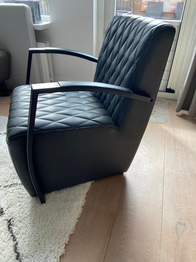 2x Leatherlook stoelen antraciet - Lichte beschadigingen, Huis en Inrichting, Stoelen, Ophalen, Gebruikt, Twee, Grijs