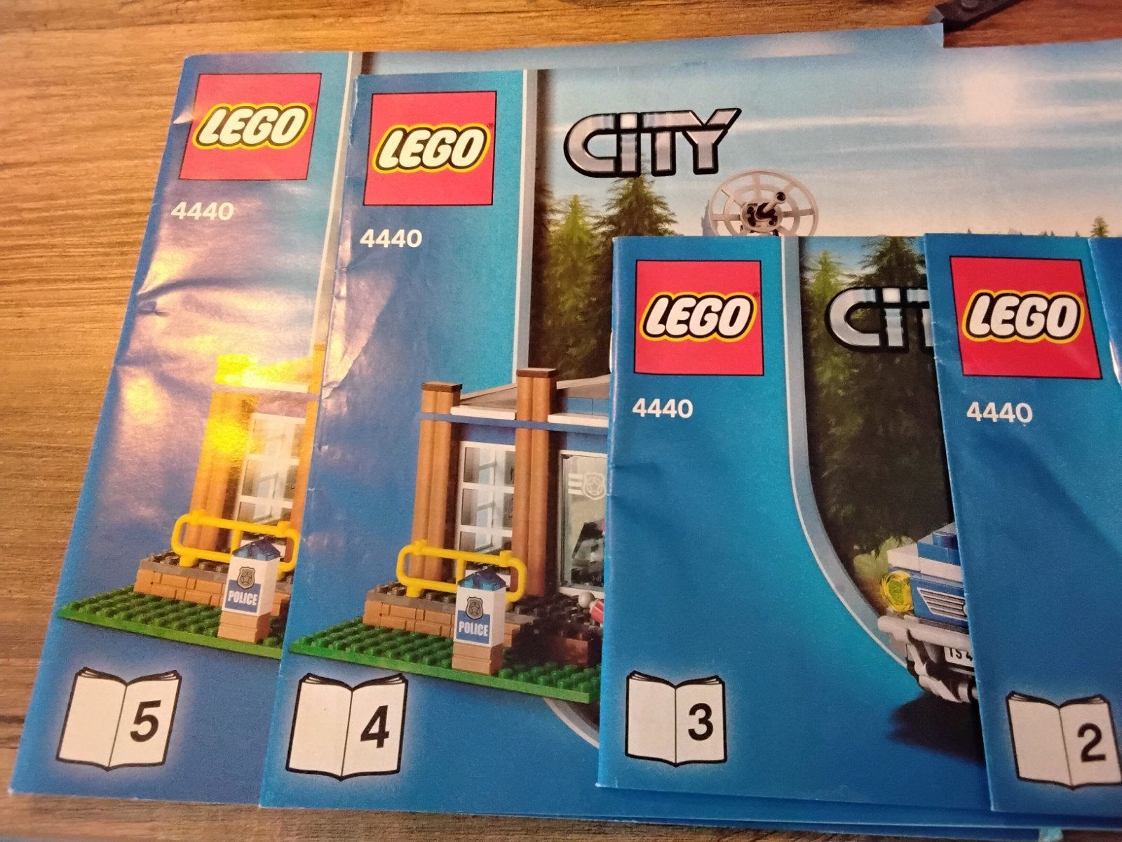 Foto 8 van LEGO CITY Bos Politiebureau - 4440

Mist alleen de zwarte be