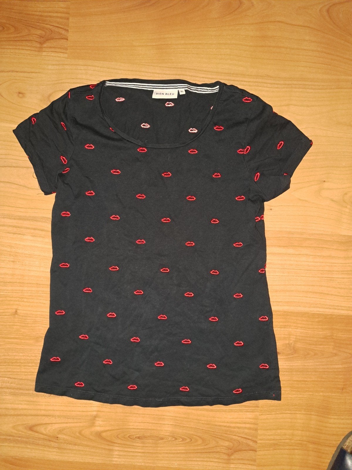 Bien Bleu Zwart T-shirt met Rode Lippenprint - Maat XL, Zwart, Maat 46/48 (XL) of groter, Ophalen of Verzenden, Korte mouw