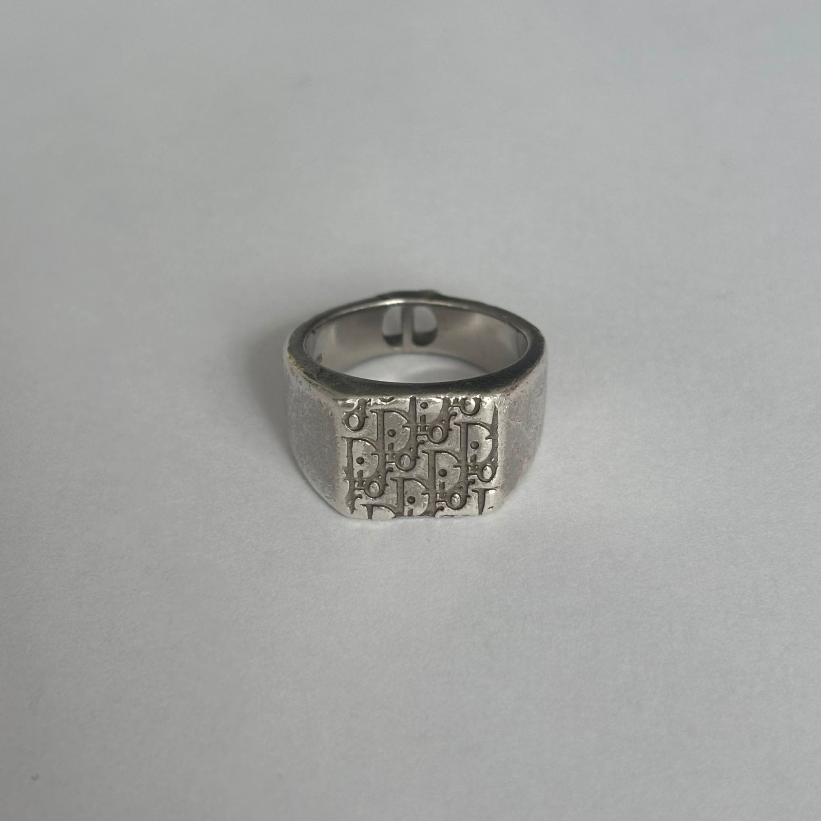 Christian Dior Oblique Silver Signet Ring – Monogram Logo, Gebruikt, 19 tot 20, Ophalen of Verzenden, Dame of Heer