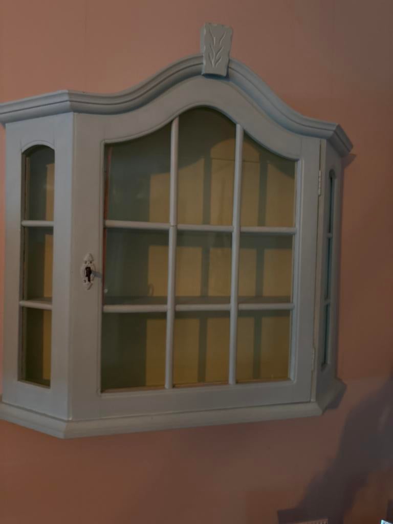 Charmant wandkastje met glazen deuren - Lichtblauw, Huis en Inrichting, Kasten | Vitrinekasten, Ophalen, 50 tot 100 cm, Zo goed als nieuw