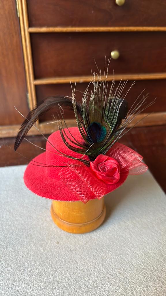 Grappig vrolijk en  klein elegant rood hoedje, Ophalen of Verzenden, Gedragen, One size fits all