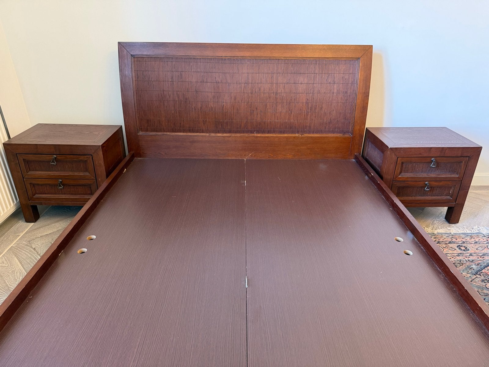 Massief Houten Queen Bedframe + 2 Nachtkastjes, Ophalen, Gebruikt, Bruin, Tweepersoons