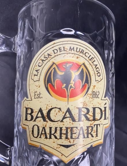 Bacardi eikenhart glazen rum mok, Verzamelen, Glas en Borrelglaasjes, Ophalen of Verzenden, Zo goed als nieuw, Overige typen