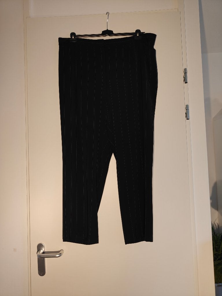 18. Samoon (Gerry Weber) zwarte pantalon met krijtstreep, Kleding | Dames, Grote Maten, Ophalen of Verzenden, Zo goed als nieuw
