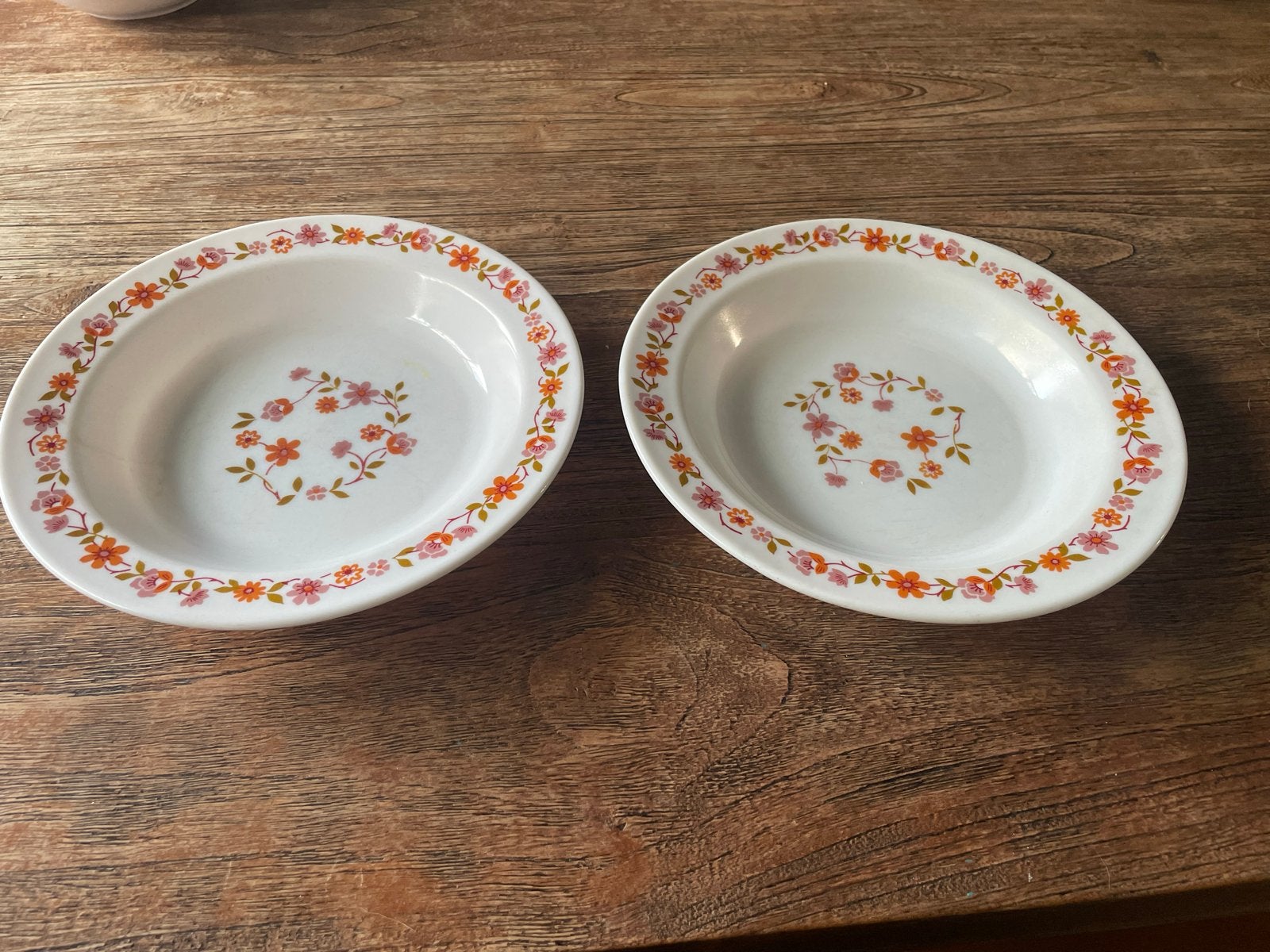 2 Arcopal pasta borden met bloemmotief, Huis en Inrichting, Overige merken, Vintage, Ophalen of Verzenden, Bord(en)