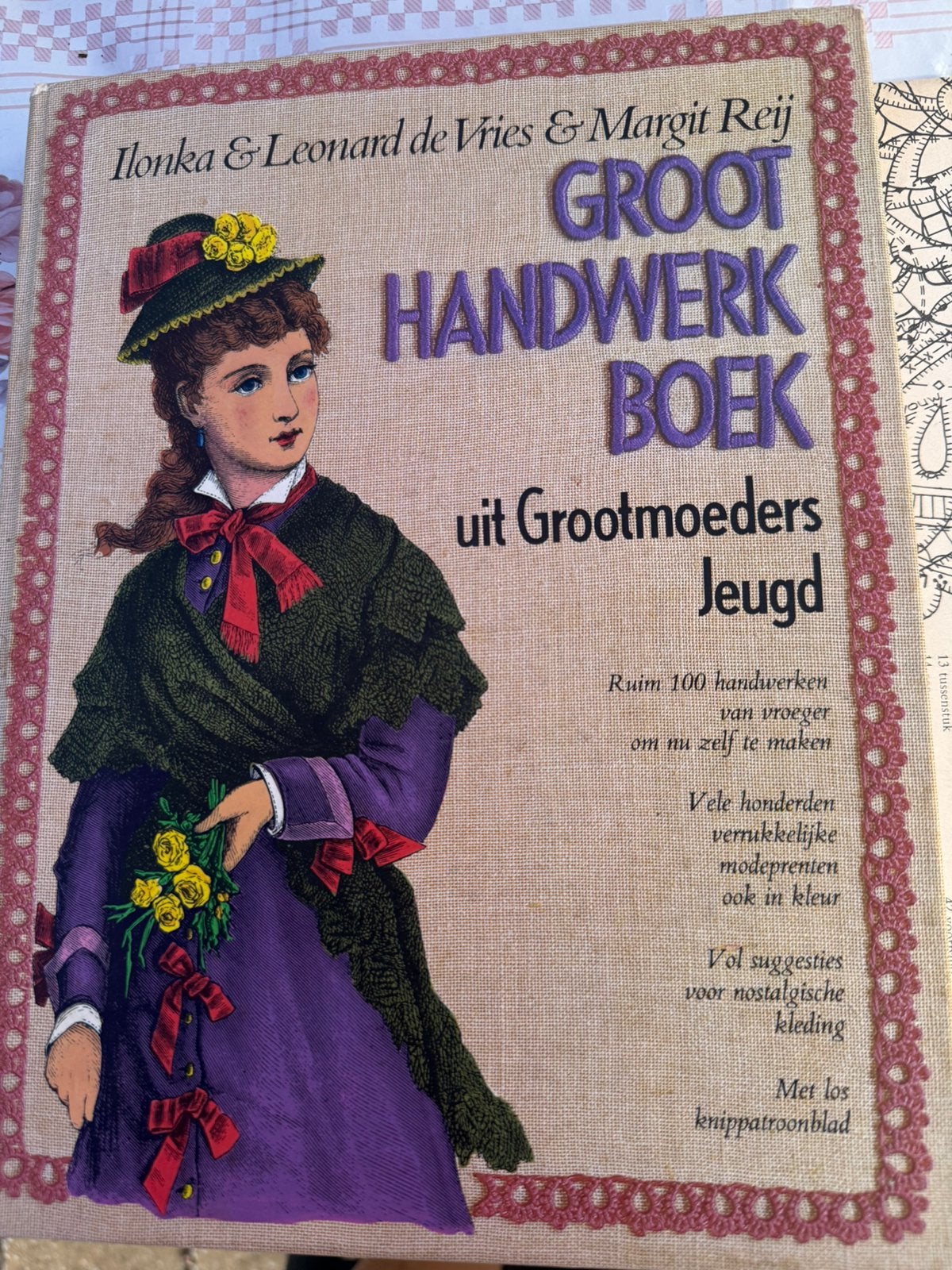 Groot handwerkboek, Ophalen of Verzenden, Zo goed als nieuw