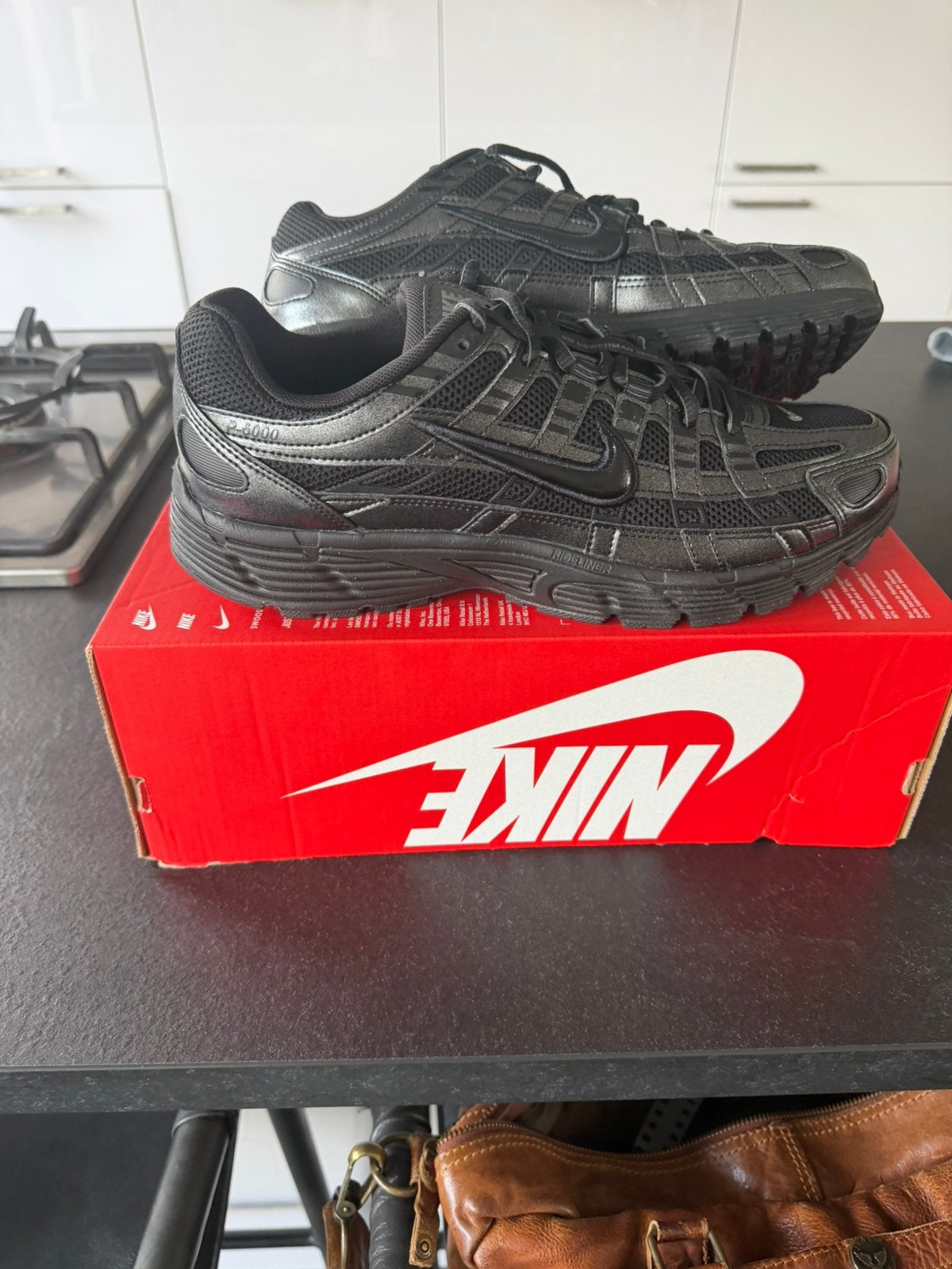 Te koop nieuw paar nike P-6000 in maat 44, Kleding | Heren, Schoenen, Zwart, Nieuw, Ophalen of Verzenden, Sneakers of Gympen