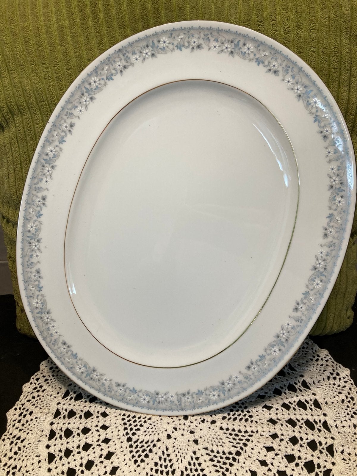 Ovale serveerschaal Noritake Iona, 38cm (050526b), Ophalen of Verzenden, Overige stijlen, Porselein, Schaal of Schalen