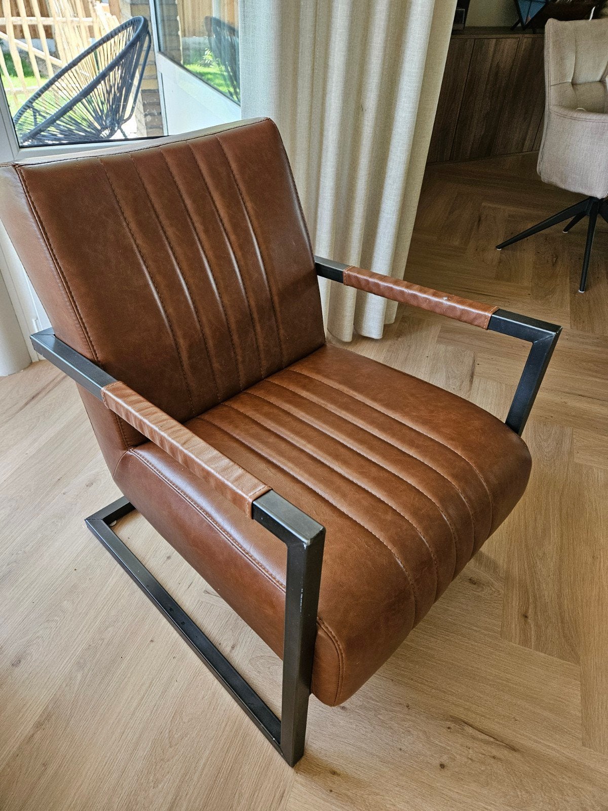 Comfortabele relax fauteuil van leer en metaal, Huis en Inrichting, Ophalen, Gebruikt, 75 tot 100 cm, Modern industrieel