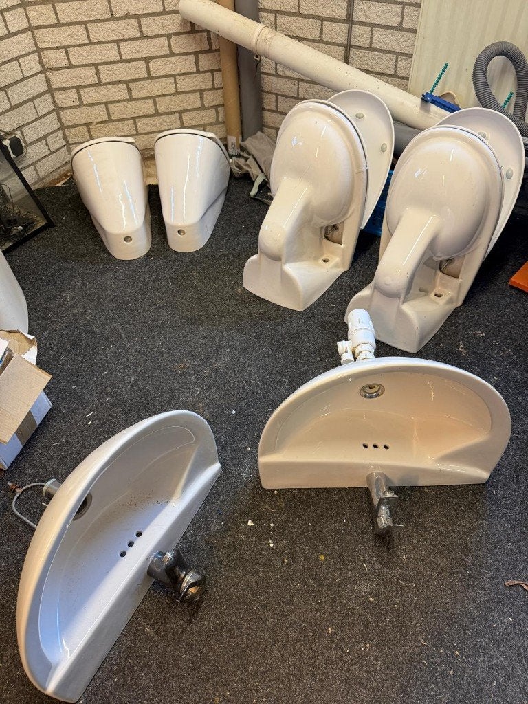 Villeroy & Boch, 2 urinoir, 2 x wasbak, 2 x wc. 100 euro p.s, Ophalen, Zo goed als nieuw, Toilet