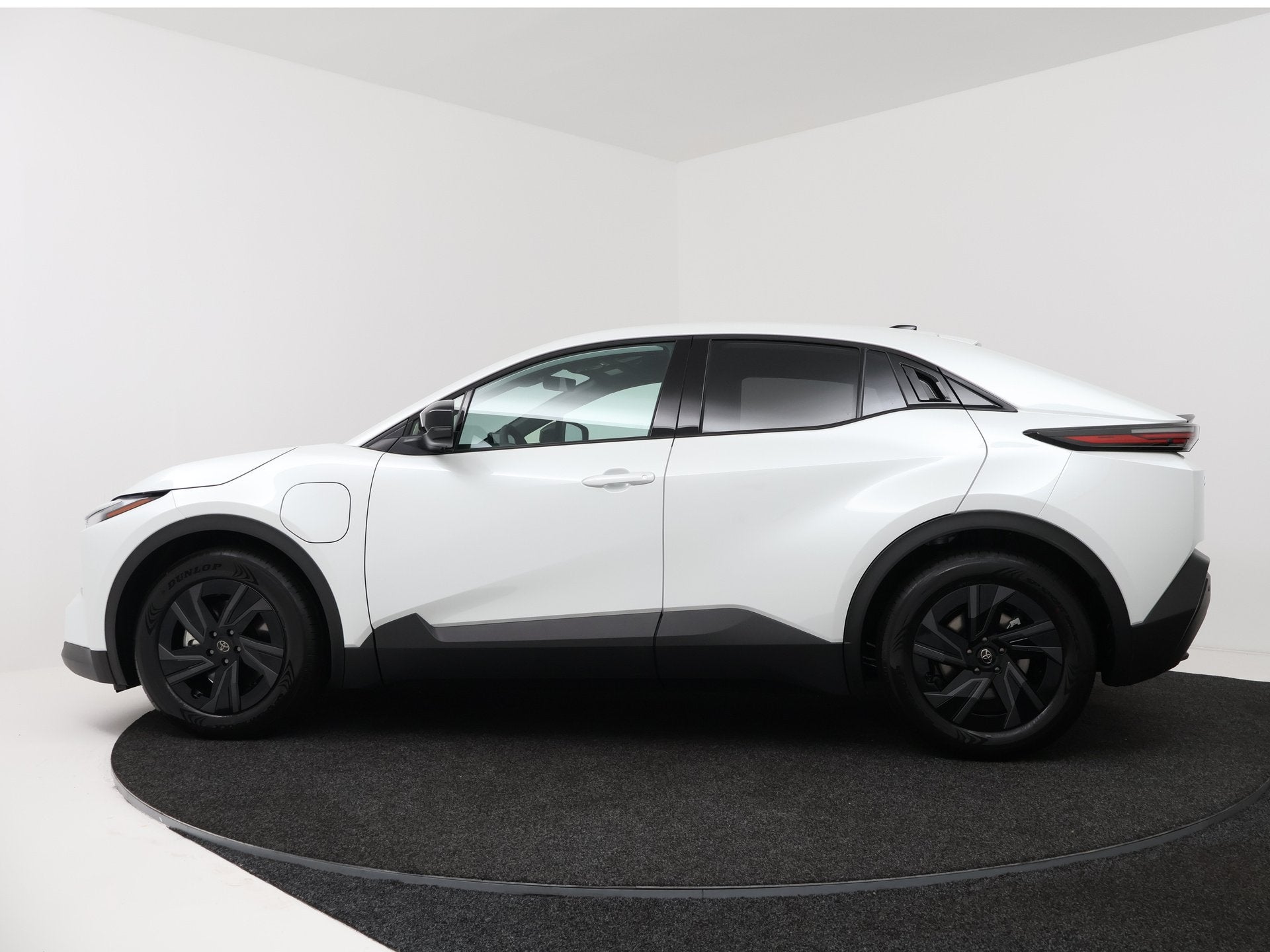 Toyota C-HR+ First Edition 77 kWh *EV Deal* | Navigatie | BL, 12 maanden, Stof, 24 min, Wit