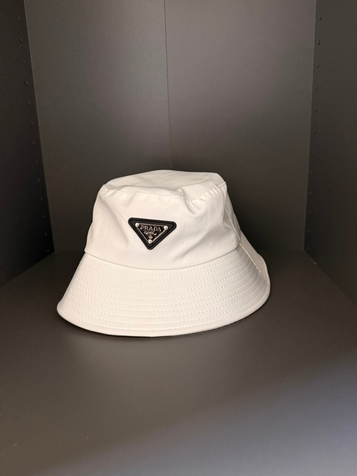 Bucket Hat wit prada, Verzenden, Zo goed als nieuw, One size fits all, Hoed