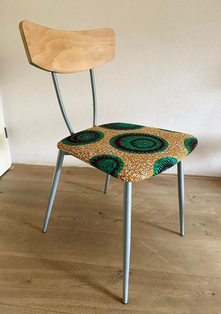 3 opgeknapte vintage stoelen African print, setprijs, Ophalen, Zo goed als nieuw, Stof, Drie