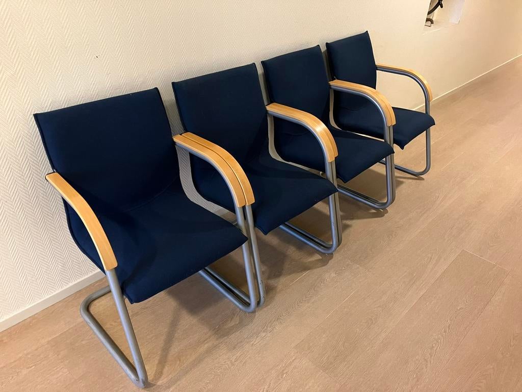Ahrend vergaderstoelen kantoorstoelen sledestoelen stoelen, Ophalen, Gebruikt, Blauw, Vier
